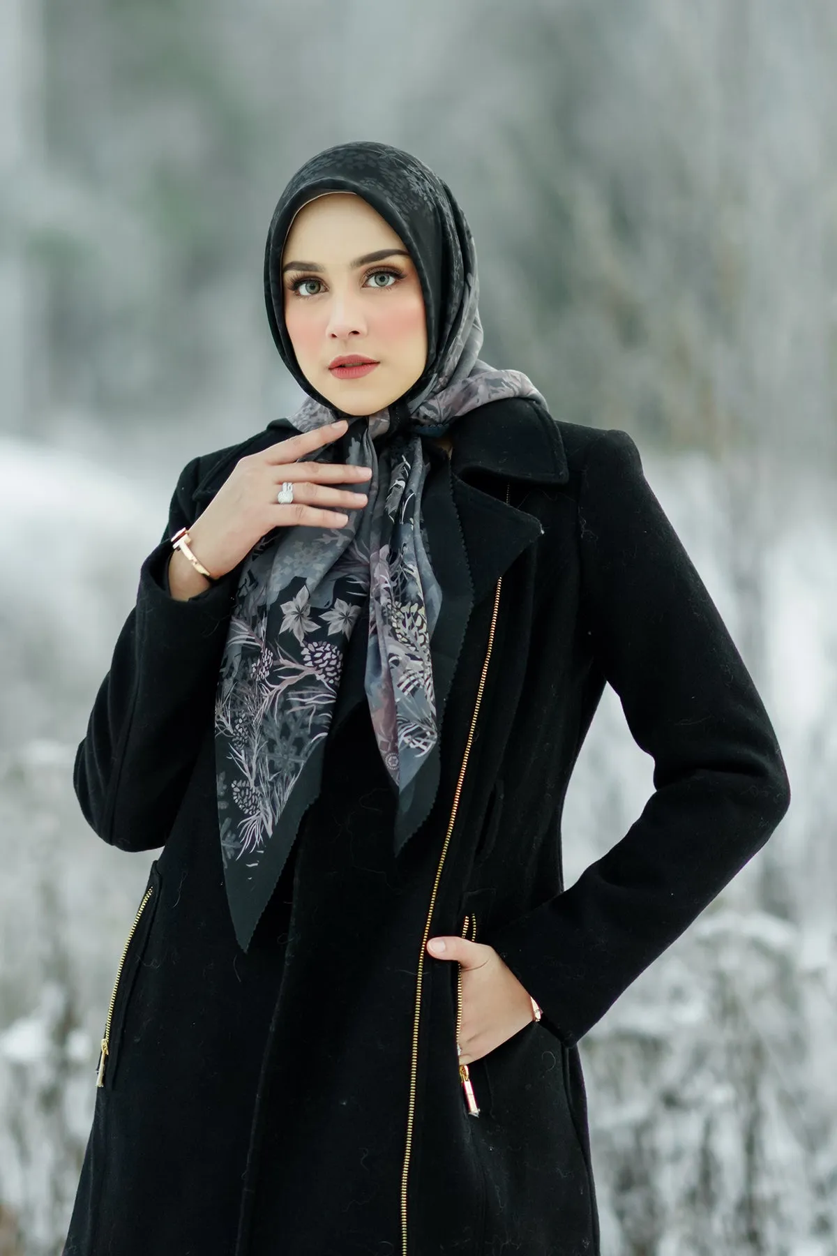 Disney's Frozen Buttonscarves Square - Black