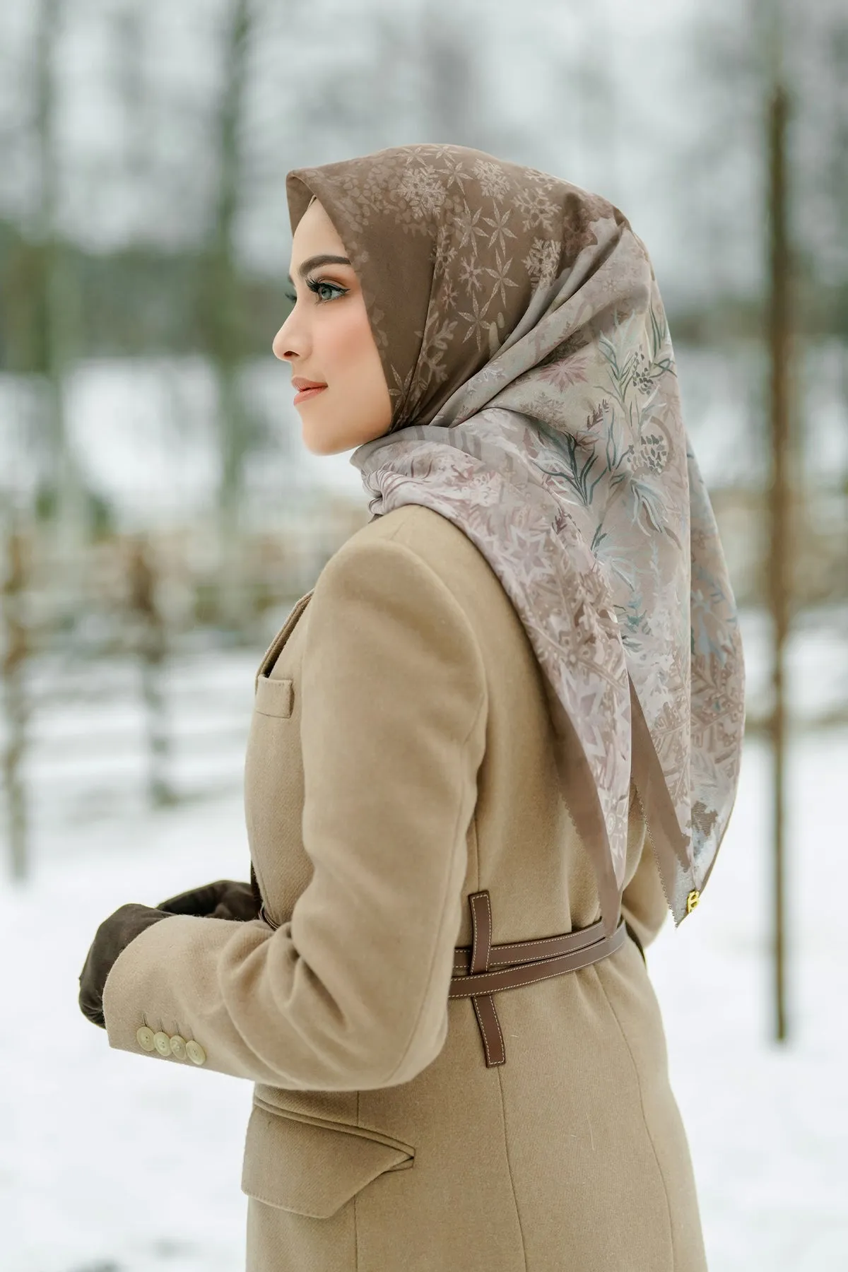 Disney's Frozen Buttonscarves Square - Wood