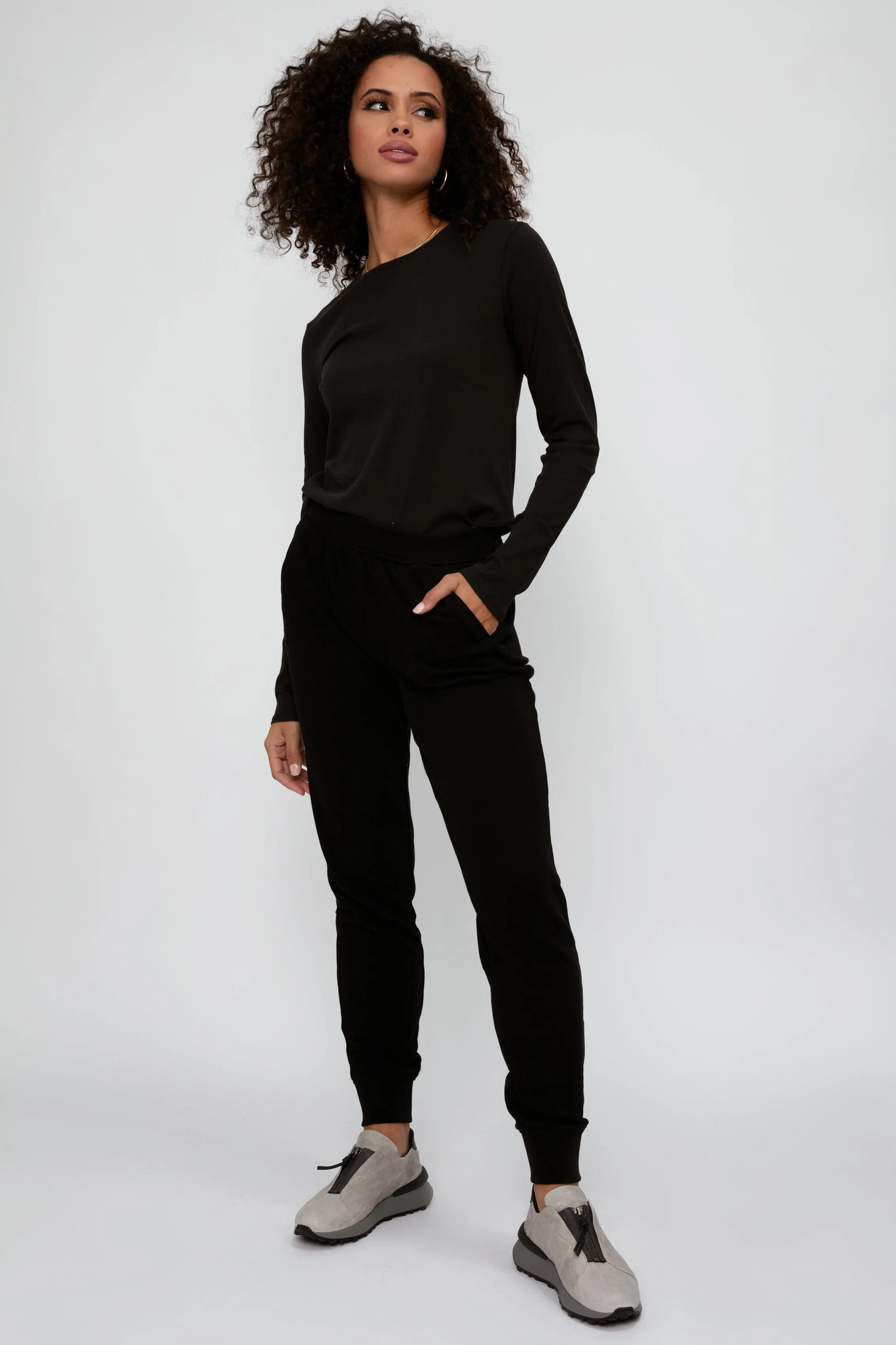 Long Sleeve Crewneck T-Shirt in Black